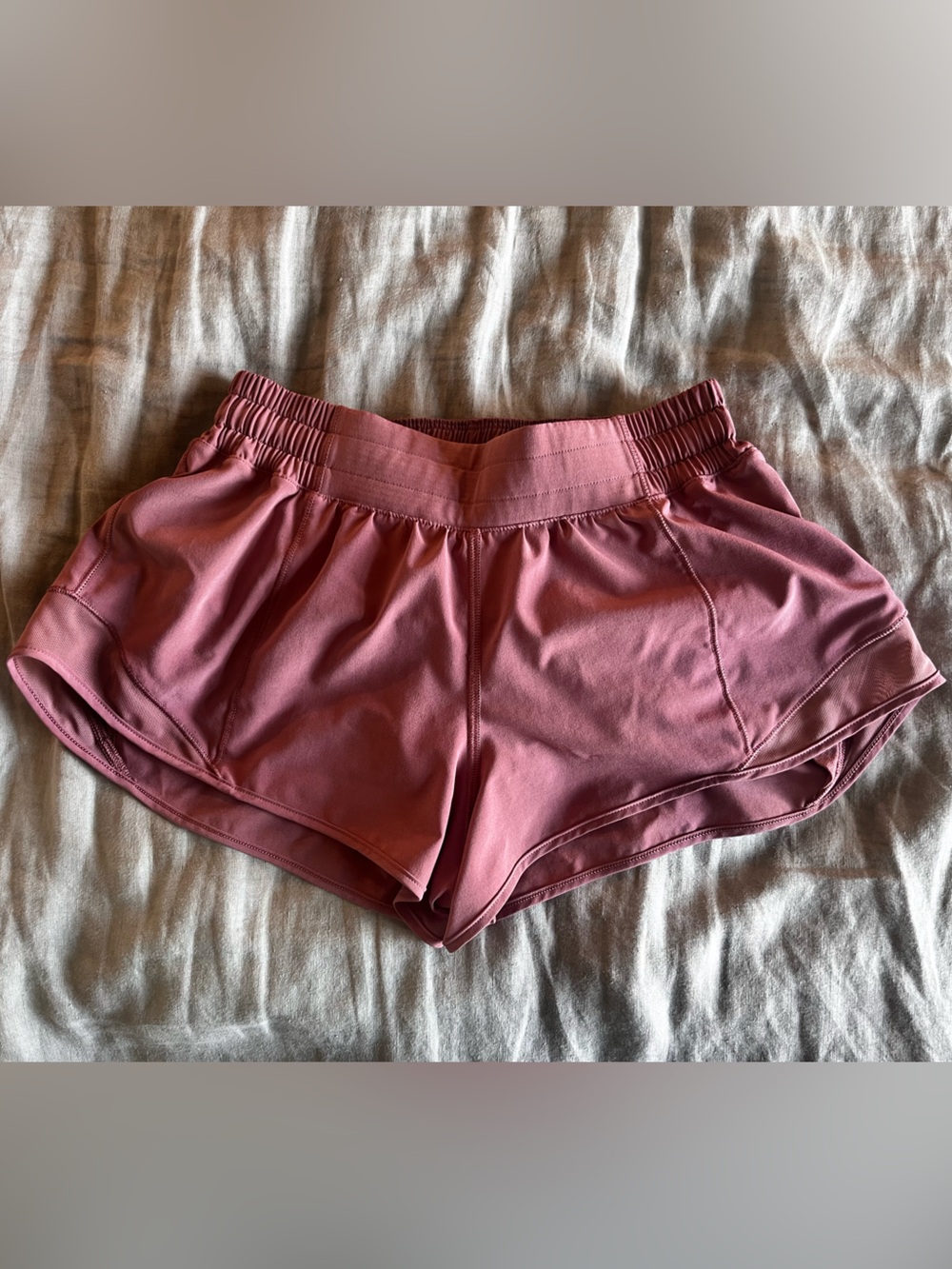 Lululemon hotty hot shorts 2.5” size 6 - Dusty Rose color *RARE - Picture 1 of 4